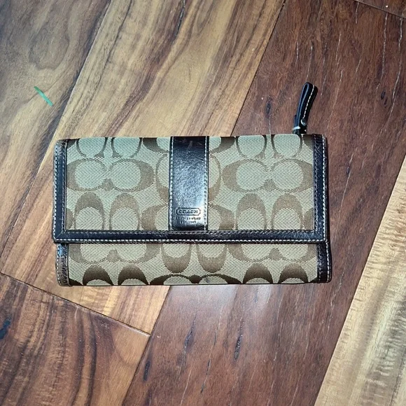 Coach Wristlet - Picture 4 of 4